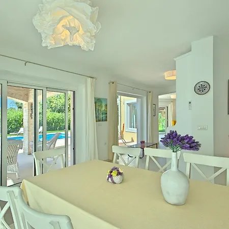 Villa Larisa Vošteni
