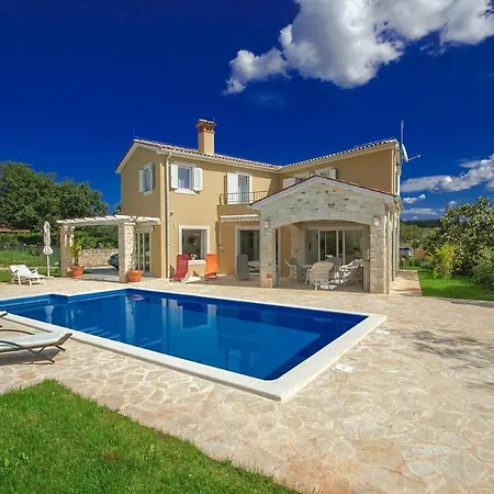 Larisa Villa Vošteni