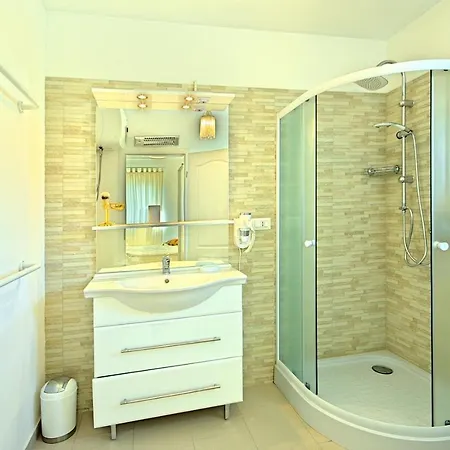 Larisa Villa Vošteni